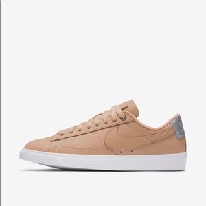Nike Low Blazer in Beige/Tan